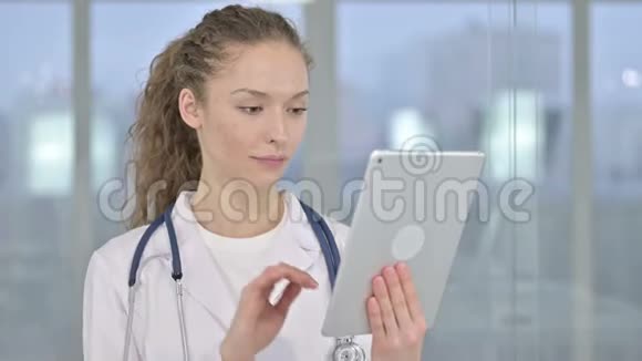 年轻女医生在平板电脑上视频聊天的画像视频的预览图