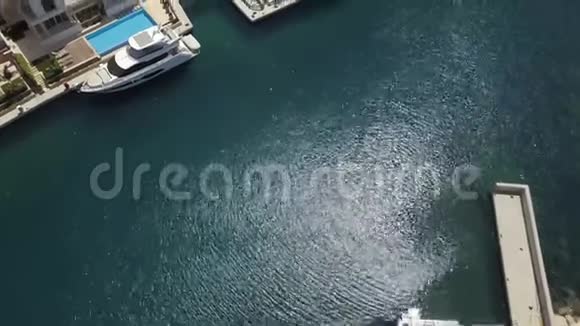 塞浦路斯利马索尔码头新豪华别墅的俯视图视频的预览图