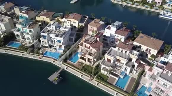 2019年塞浦路斯利马索尔码头新建房屋的空中景观视频的预览图