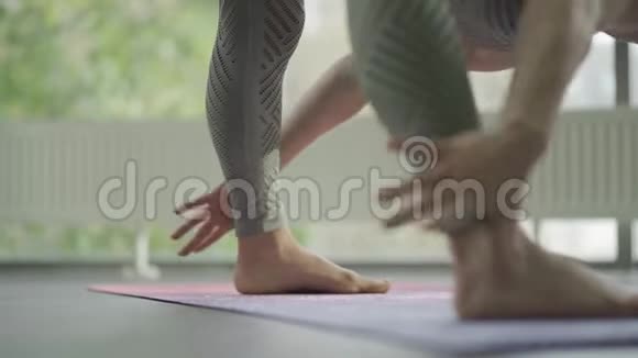 在瑜伽姿势普拉萨丽塔帕多塔纳萨纳中运动女性向前倾腿间距很大视频的预览图