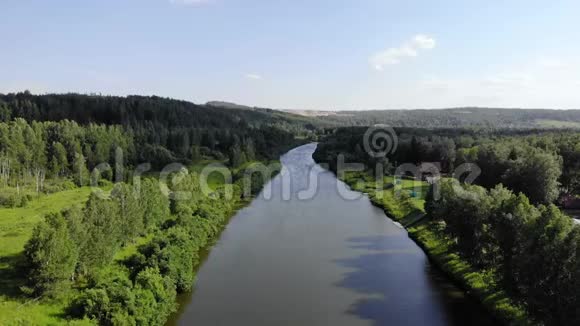 4K航天拍摄的河流影像位于夏季的树林中阳光明媚视频的预览图