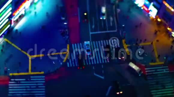 Shibuya霓虹灯城一个小十字路口的夜间延时高角度倾斜变焦视频的预览图