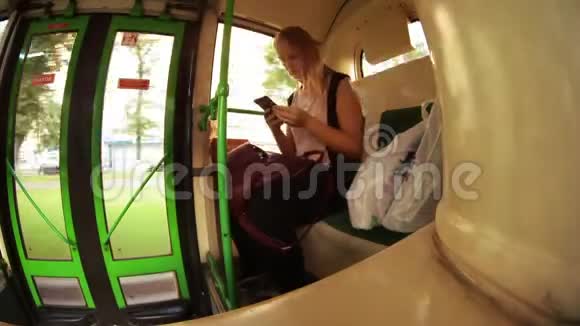 公车上有手机的妇女的时间视频的预览图