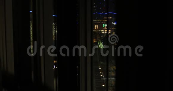 在东京的城市中从上升的电梯中看到一个城市景观视频的预览图