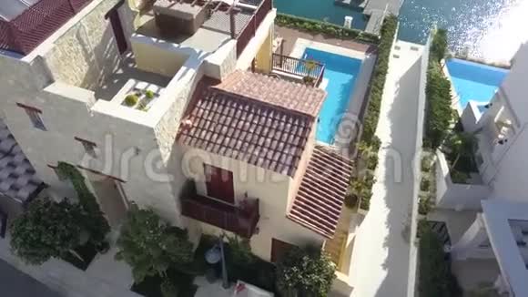 快速下降俯瞰豪华住宅利马索尔码头塞浦路斯视频的预览图