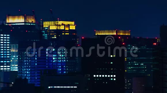 东京市区城市景观的一个夜晚时间的流逝视频的预览图