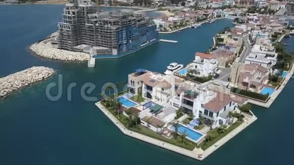 2019年塞浦路斯利马索尔码头新别墅的鸟瞰图视频的预览图