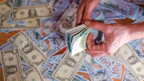 一个商人数着20欧元的钞票视频的预览图