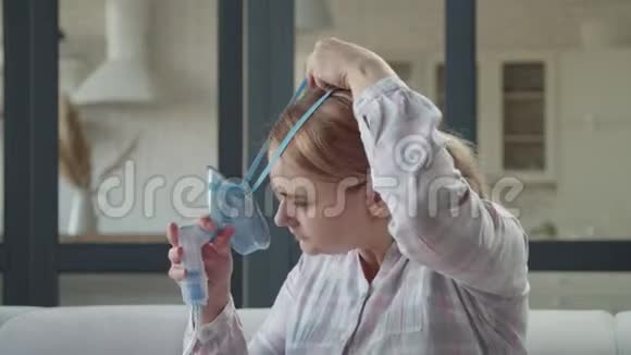女性使用雾化器进行吸入治疗视频的预览图