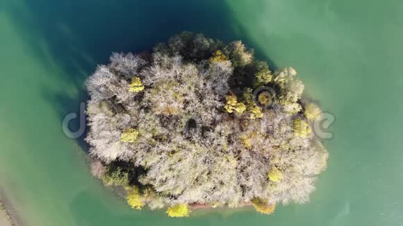 日落时分在湖中央的一个小岛上可以看到最高的景色视频的预览图