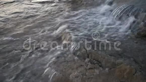 流入帕穆卡莱石灰石石灰华的水视频的预览图