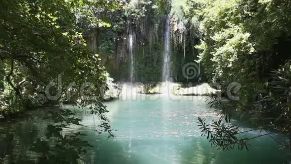 Kursunlu瀑布落在绿松石水的湖中视频的预览图