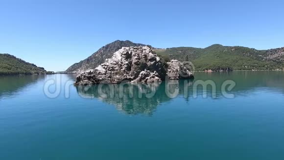 位于绿峡谷绿松石水中央的岛屿视频的预览图