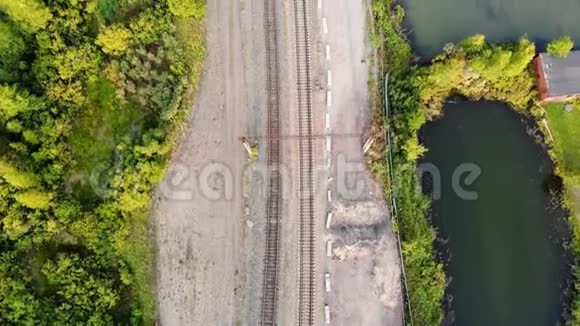 沿湖的铁路轨道的鸟瞰图从无人驾驶飞机上俯瞰铁路视频的预览图