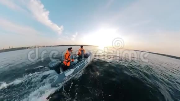 救生船上的人驾驶摩托艇的侧视图视频的预览图