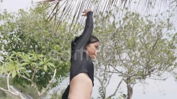 专注的亚洲女人与大自然一起户外锻炼视频的预览图
