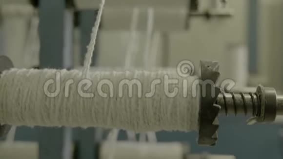 纺织厂的一个机架上有螺纹的纺纱线视频的预览图