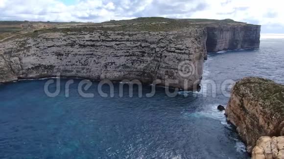 在戈佐马耳他海岸令人惊叹的杜尔贾湾视频的预览图