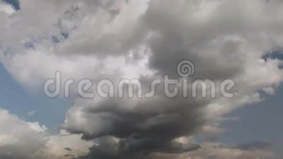 时间流逝的云滚滚的云在移动白色的轻云时间流逝视频的预览图