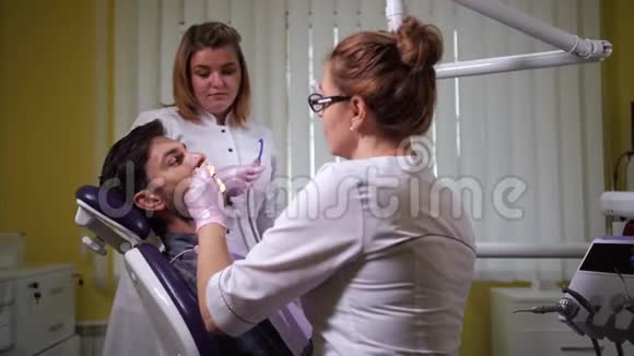 口腔科医生为病人抛光牙齿视频的预览图