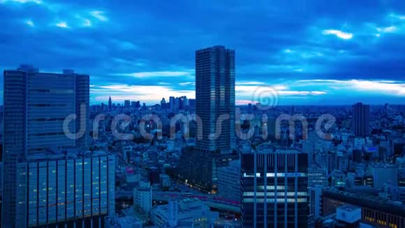 东京城市景观的黄昏时分高角度广射倾斜视频的预览图