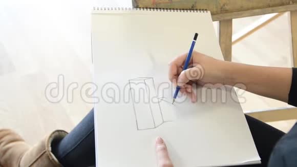 学生在美术课上画画学生在美术工作室画画女艺术家在大学里用画笔作画年轻女画家视频的预览图