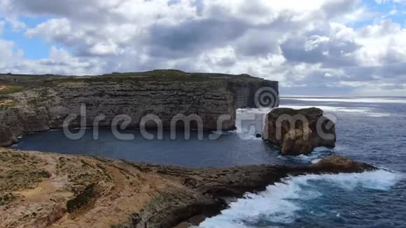 马耳他戈佐海岸Dwerja湾的Azure窗口遗迹视频的预览图