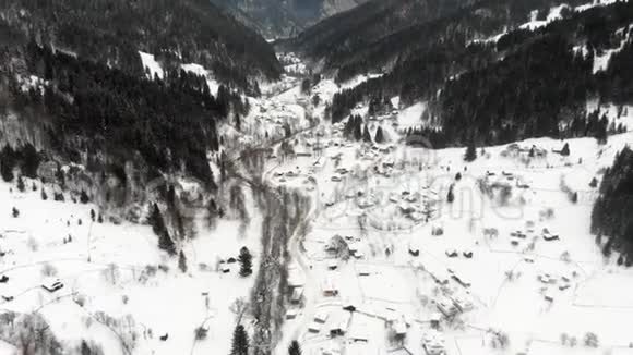 高山峡谷的空中射击在陡峭的高山斜坡之间放置沉降物和道路视频的预览图