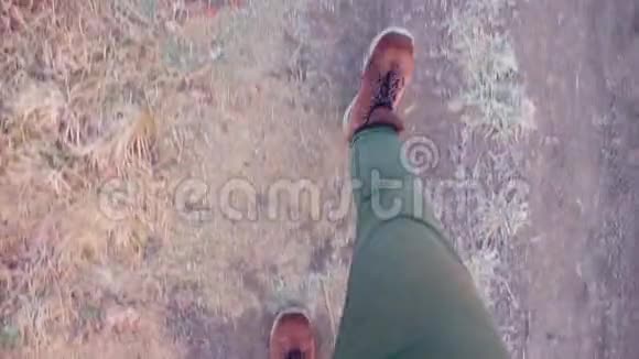 穿靴子的游客的腿在城市公园的地面上行走视频的预览图