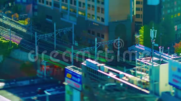 东京大角度倾斜列车在城市铁路上的时间间隔视频的预览图