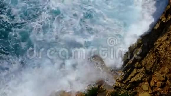 海浪冲击岩石的海水视频的预览图