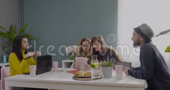 在现代时尚的办公室里举行商业团队的创意会议视频的预览图