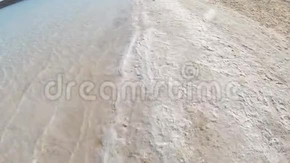 在以色列的盐滩上散步视频的预览图