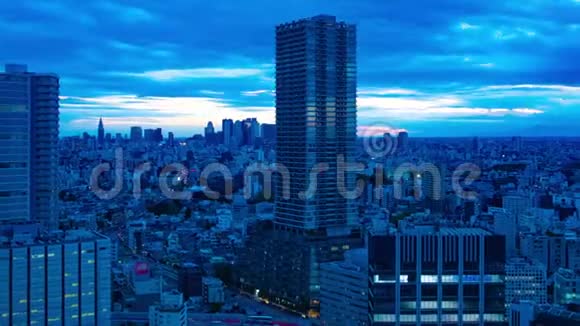 东京城景黄昏时分高角度广射变焦视频的预览图