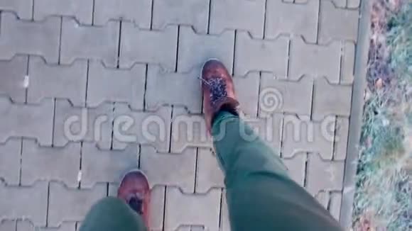 一个穿着冬靴的人在人行道上滑行视频的预览图