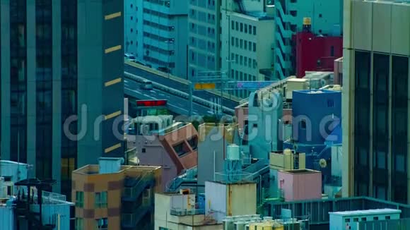 东京市区高速公路的一段时间长镜头高角度倾斜视频的预览图