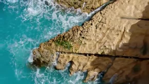 海浪冲击岩石的海水视频的预览图