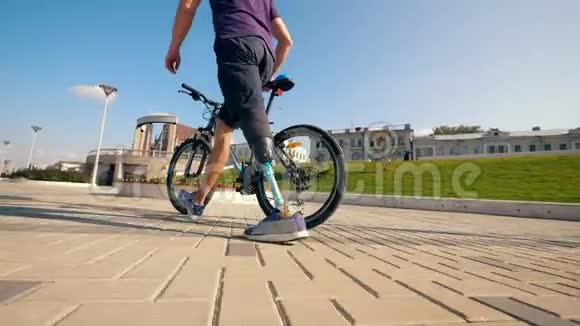 残疾人正骑自行车沿着码头走视频的预览图
