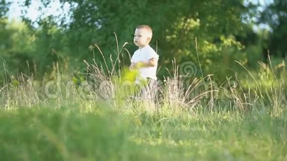 男孩跑过草坪视频的预览图