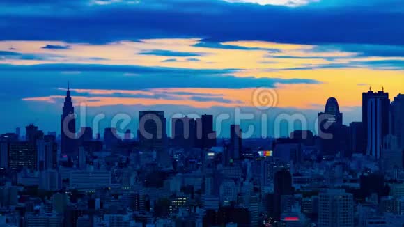 东京城景黄昏时分高角度远射视频的预览图