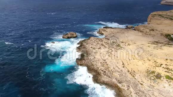 飞越戈佐马耳他海岸的Dwerja湾视频的预览图
