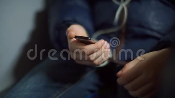 一名青少年在公共交通工具中的玩家手的特写视频的预览图