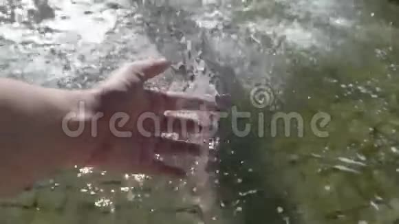 手游公园喷泉泼水视频的预览图