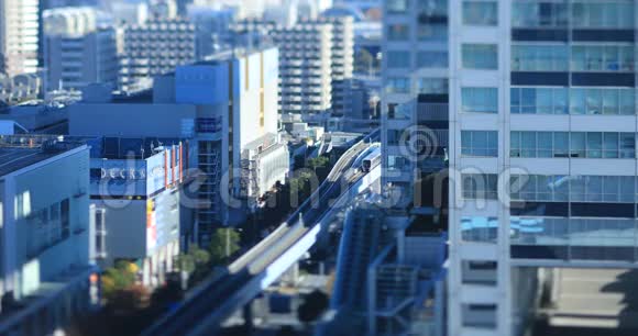 东京Yurikamome线微型铁路上的列车倾斜移位视频的预览图
