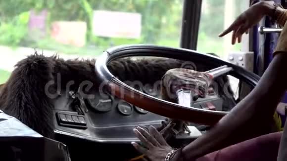 司机在亚洲开公共汽车方向盘和手的特写视频的预览图