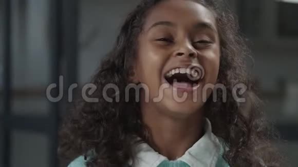 快乐的非裔美国女孩大声笑视频的预览图