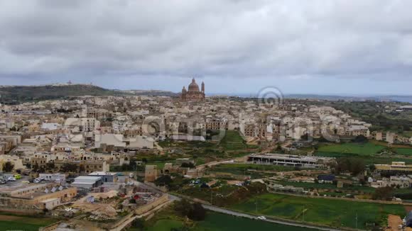 Gozo最大的教堂叫XewkijaRotunda视频的预览图