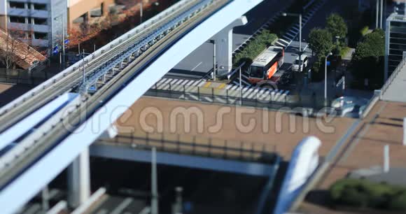 东京Yurikamome线微型铁路上的列车倾斜移位视频的预览图