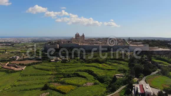 俯瞰马耳他历史名城姆迪纳的空中景色视频的预览图