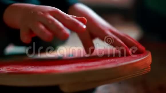 一个男孩用手掌轻敲滑板的手的特写视频的预览图